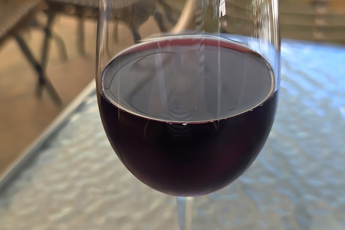 一杯红葡萄酒